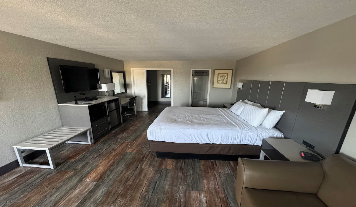 1 King Bed - Non Smoking